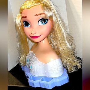 Frozen II Presents a Lovely Elsa Styling Head.  No Damage.  Right Out Of Box.